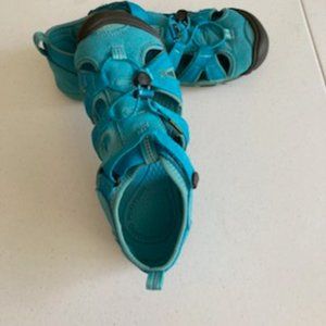 Keen closed heel sandals turquoise size 6.5